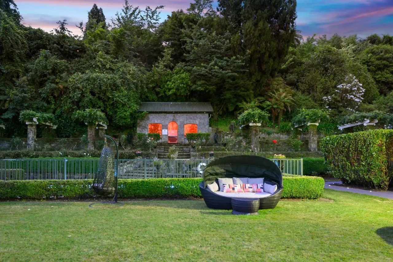 Black Swan Lakeside Boutique Hotel Rotorua 5*,